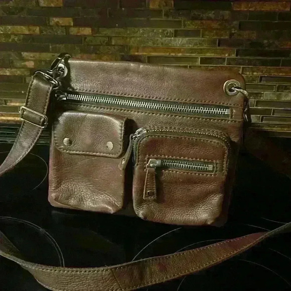 Beautiful soft heavy leather messenger bag by  Fossil. Amazing - Picture 1 of 4
